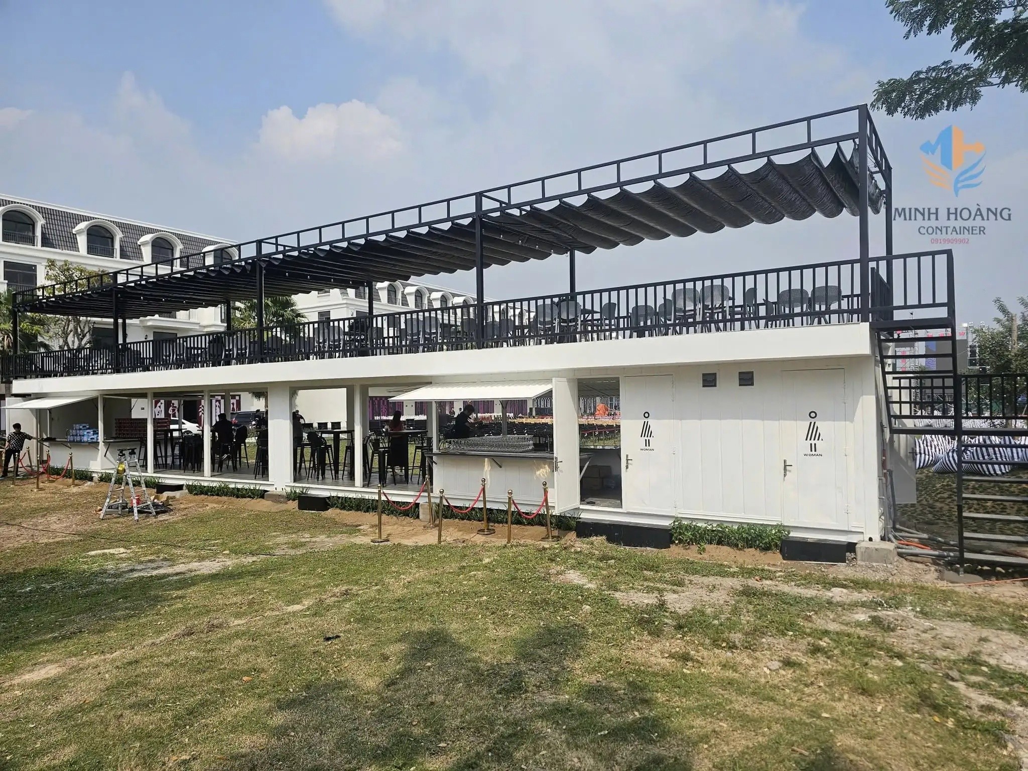 Container cafe lắp ghép 2x40 feet trắng + container toilet 40 feet xanh lá 